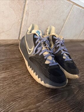 Nike Kyrie 4 Low-Top Basketball Shoes in Gray, Black and Light blue